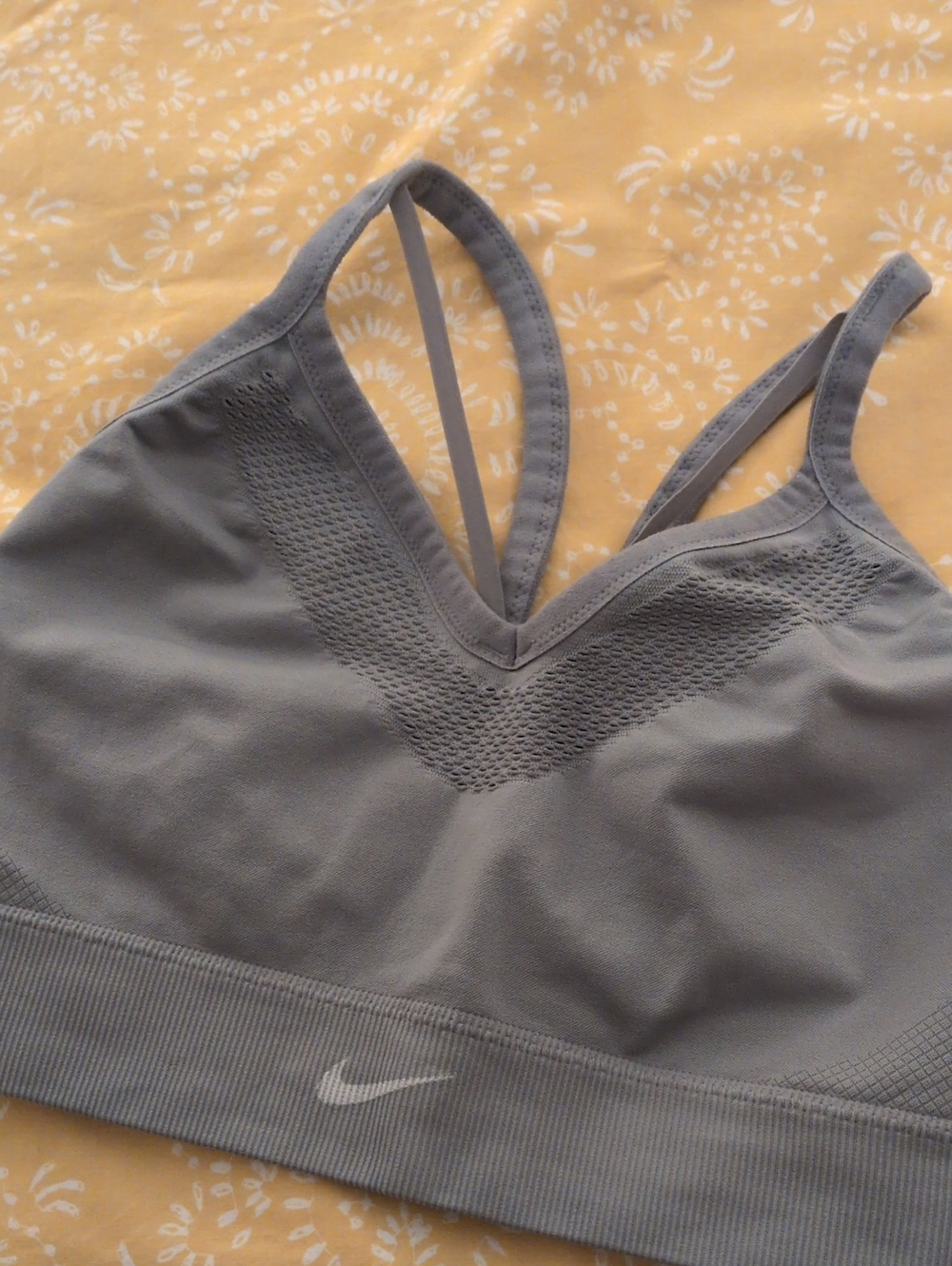 Nike Women’s Light Gray V-Neck Seamless Sports Bra (Size L)